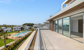 Ático dúplex moderno de lujo a estrenar con piscina privada y vistas al mar en primera línea de golf en Marbella Este 806369 