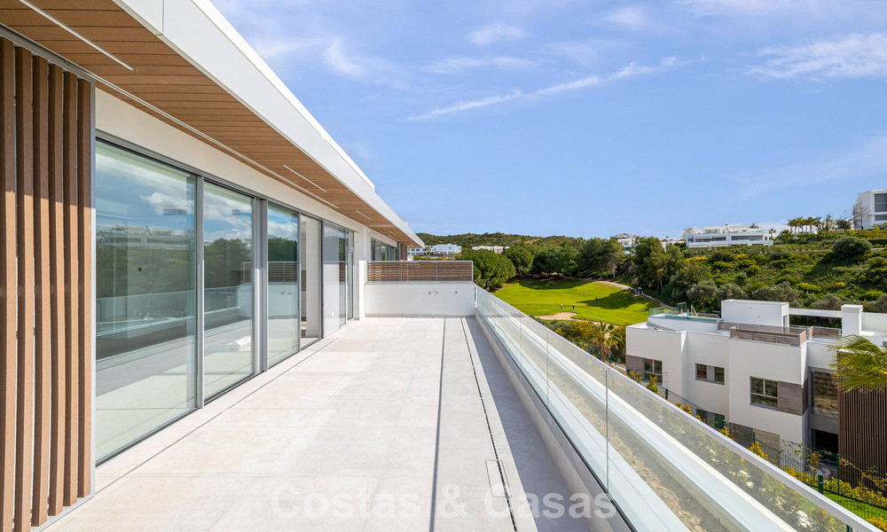 Ático dúplex moderno de lujo a estrenar con piscina privada y vistas al mar en primera línea de golf en Marbella Este 806370