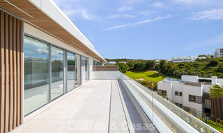 Ático dúplex moderno de lujo a estrenar con piscina privada y vistas al mar en primera línea de golf en Marbella Este 806370 