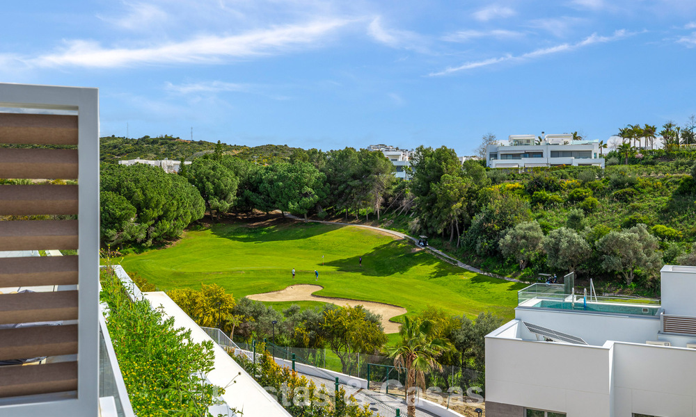 Ático dúplex moderno de lujo a estrenar con piscina privada y vistas al mar en primera línea de golf en Marbella Este 806371
