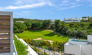 Ático dúplex moderno de lujo a estrenar con piscina privada y vistas al mar en primera línea de golf en Marbella Este 806371 