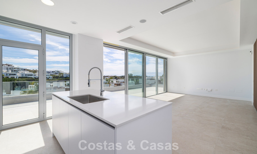Ático dúplex moderno de lujo a estrenar con piscina privada y vistas al mar en primera línea de golf en Marbella Este 806372