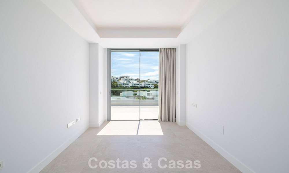 Ático dúplex moderno de lujo a estrenar con piscina privada y vistas al mar en primera línea de golf en Marbella Este 806373