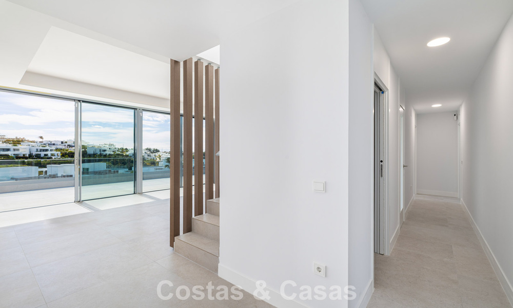 Ático dúplex moderno de lujo a estrenar con piscina privada y vistas al mar en primera línea de golf en Marbella Este 806374