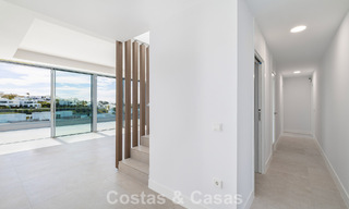 Ático dúplex moderno de lujo a estrenar con piscina privada y vistas al mar en primera línea de golf en Marbella Este 806374 