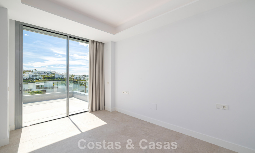 Ático dúplex moderno de lujo a estrenar con piscina privada y vistas al mar en primera línea de golf en Marbella Este 806375