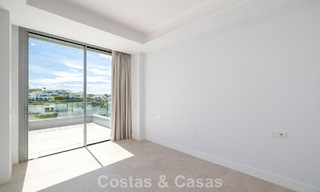 Ático dúplex moderno de lujo a estrenar con piscina privada y vistas al mar en primera línea de golf en Marbella Este 806375 