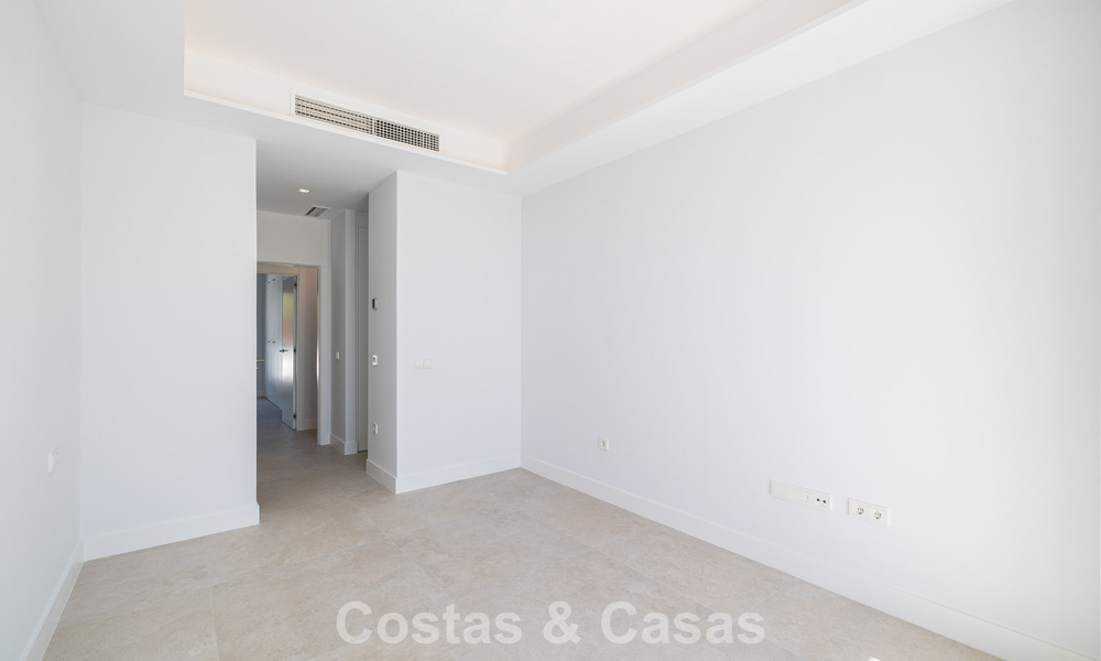 Ático dúplex moderno de lujo a estrenar con piscina privada y vistas al mar en primera línea de golf en Marbella Este 806376