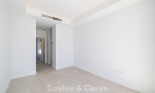 Ático dúplex moderno de lujo a estrenar con piscina privada y vistas al mar en primera línea de golf en Marbella Este 806376 