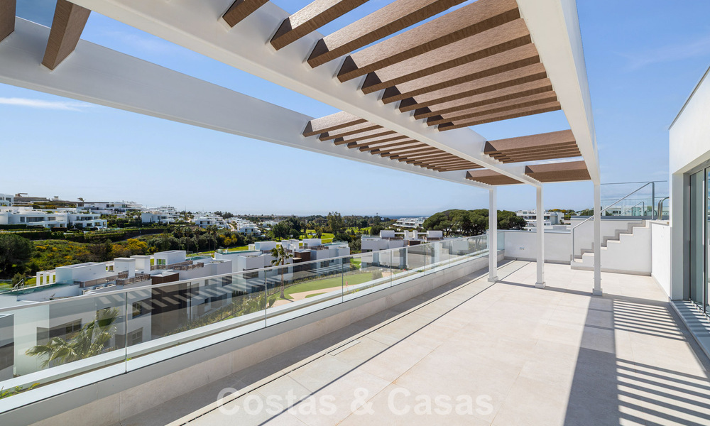 Ático dúplex moderno de lujo a estrenar con piscina privada y vistas al mar en primera línea de golf en Marbella Este 806377