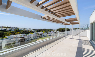 Ático dúplex moderno de lujo a estrenar con piscina privada y vistas al mar en primera línea de golf en Marbella Este 806377 