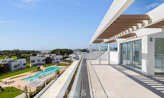 Ático dúplex moderno de lujo a estrenar con piscina privada y vistas al mar en primera línea de golf en Marbella Este 806378 