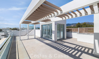 Ático dúplex moderno de lujo a estrenar con piscina privada y vistas al mar en primera línea de golf en Marbella Este 806379 