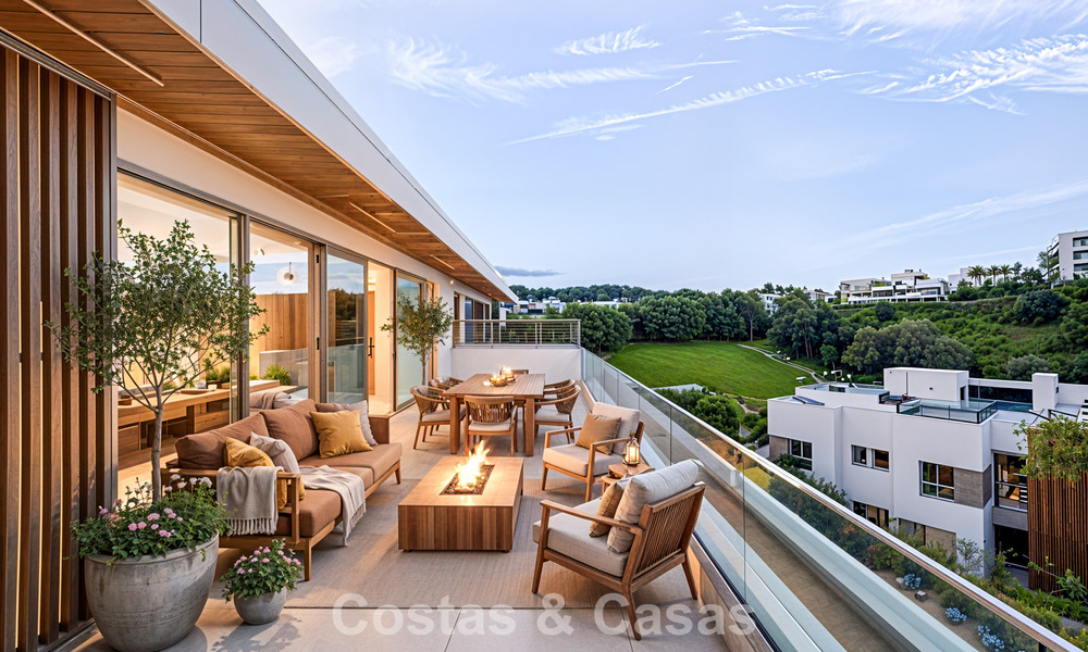 Ático dúplex moderno de lujo a estrenar con piscina privada y vistas al mar en primera línea de golf en Marbella Este 806383