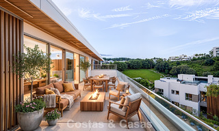 Ático dúplex moderno de lujo a estrenar con piscina privada y vistas al mar en primera línea de golf en Marbella Este 806383 