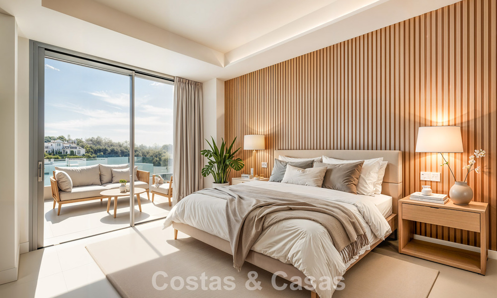 Ático dúplex moderno de lujo a estrenar con piscina privada y vistas al mar en primera línea de golf en Marbella Este 806386