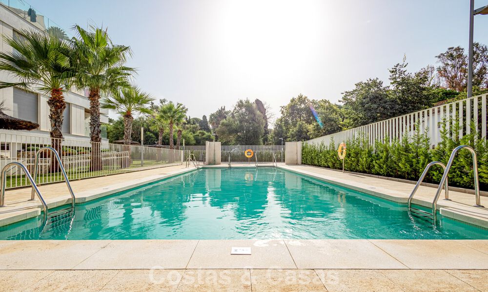 Ático moderno con amplio solárium en venta a pocos pasos de la playa en Elviria, Marbella Este 806388