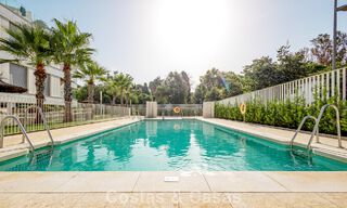 Ático moderno con amplio solárium en venta a pocos pasos de la playa en Elviria, Marbella Este 806388 