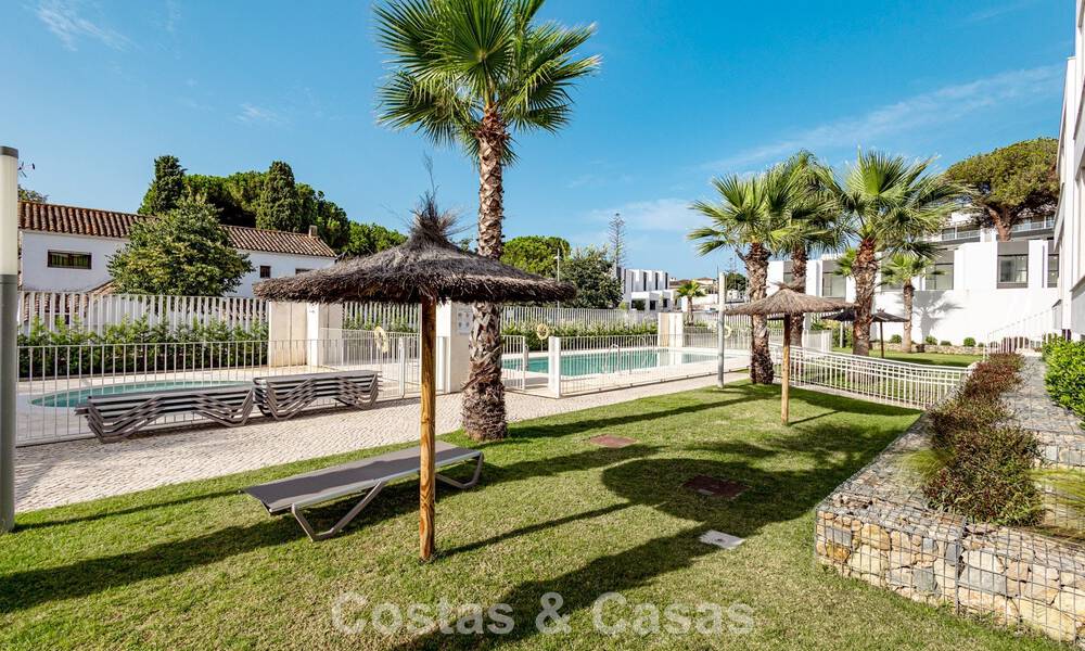 Ático moderno con amplio solárium en venta a pocos pasos de la playa en Elviria, Marbella Este 806389
