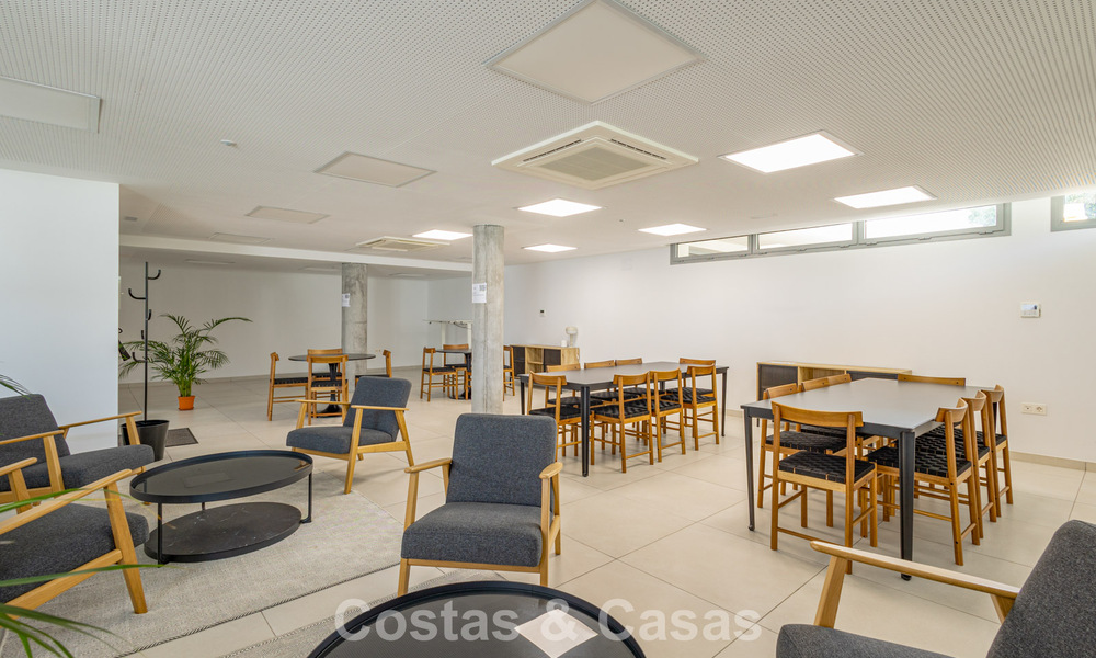 Ático moderno con amplio solárium en venta a pocos pasos de la playa en Elviria, Marbella Este 806390