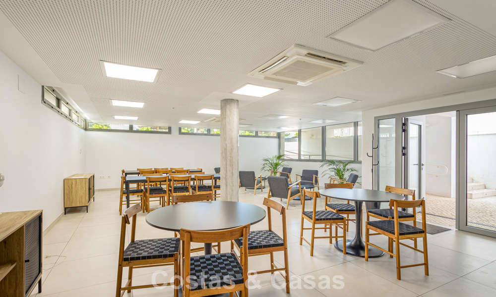 Ático moderno con amplio solárium en venta a pocos pasos de la playa en Elviria, Marbella Este 806392
