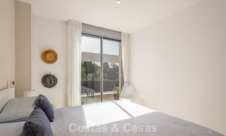 Ático moderno con amplio solárium en venta a pocos pasos de la playa en Elviria, Marbella Este 806393 