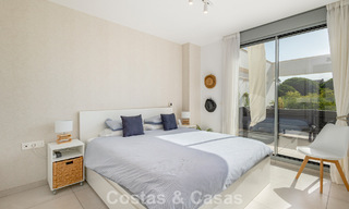 Ático moderno con amplio solárium en venta a pocos pasos de la playa en Elviria, Marbella Este 806394 