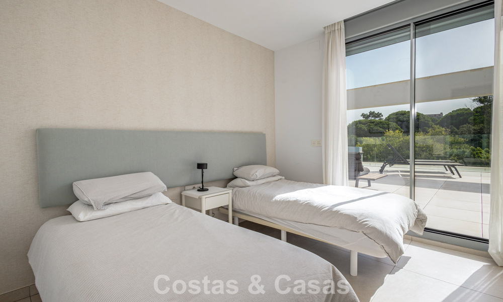 Ático moderno con amplio solárium en venta a pocos pasos de la playa en Elviria, Marbella Este 806395
