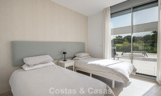 Ático moderno con amplio solárium en venta a pocos pasos de la playa en Elviria, Marbella Este 806395 