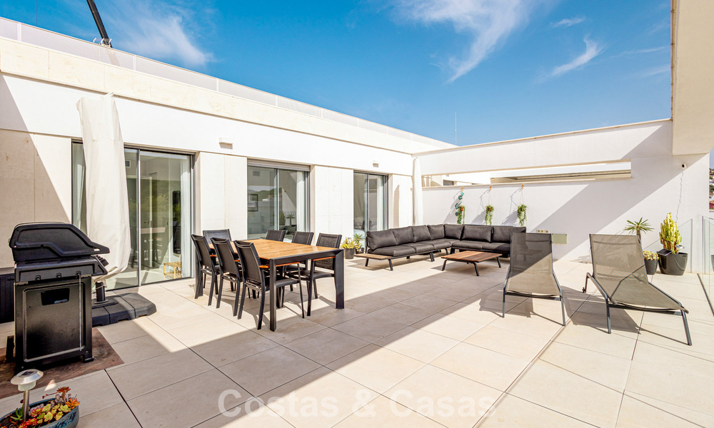 Ático moderno con amplio solárium en venta a pocos pasos de la playa en Elviria, Marbella Este 806397