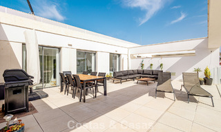 Ático moderno con amplio solárium en venta a pocos pasos de la playa en Elviria, Marbella Este 806397 