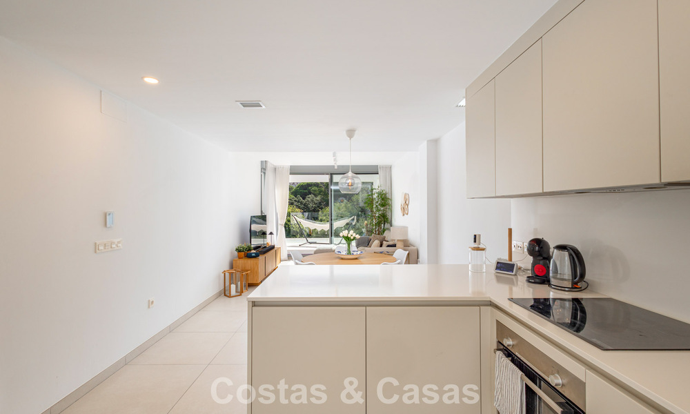 Ático moderno con amplio solárium en venta a pocos pasos de la playa en Elviria, Marbella Este 806398