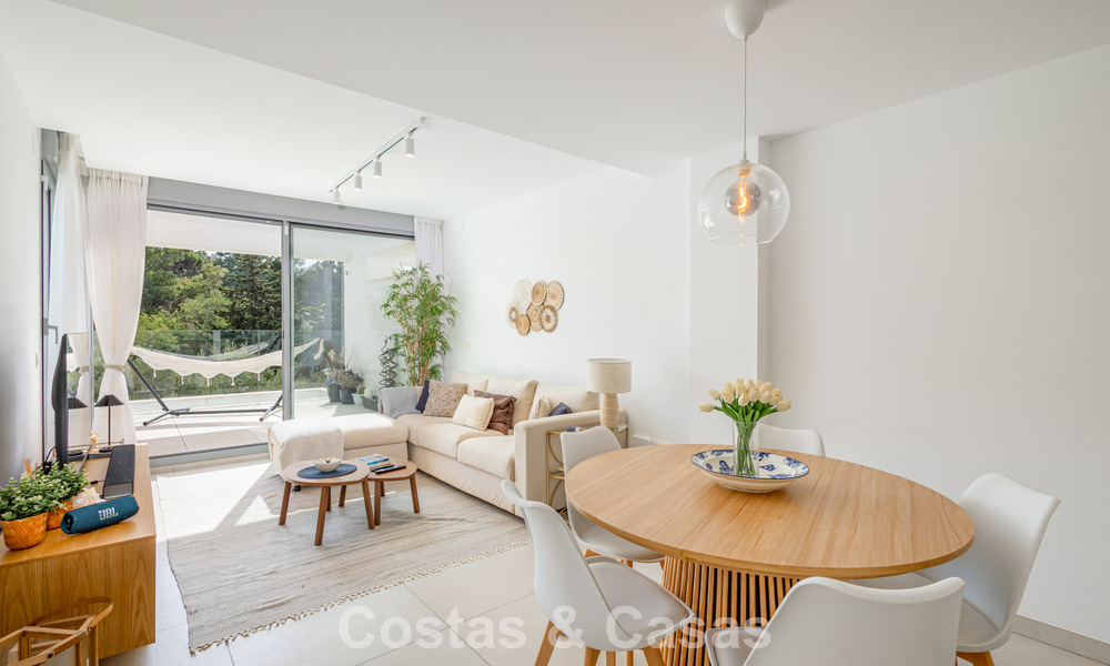 Ático moderno con amplio solárium en venta a pocos pasos de la playa en Elviria, Marbella Este 806399