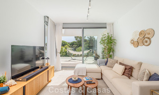 Ático moderno con amplio solárium en venta a pocos pasos de la playa en Elviria, Marbella Este 806400 