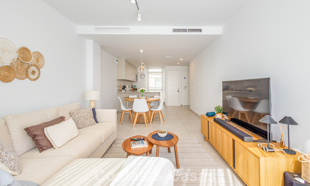 Ático moderno con amplio solárium en venta a pocos pasos de la playa en Elviria, Marbella Este 806401