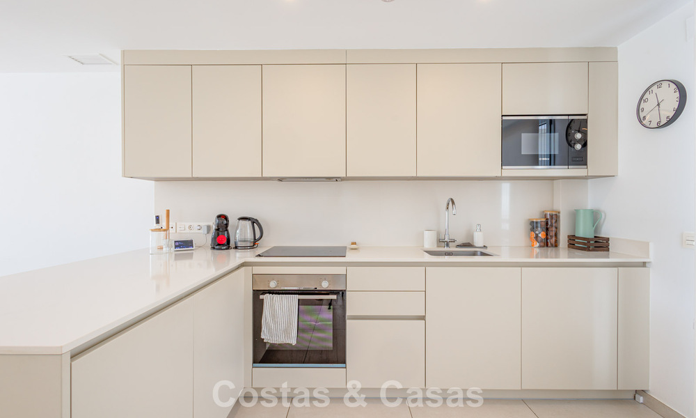 Ático moderno con amplio solárium en venta a pocos pasos de la playa en Elviria, Marbella Este 806402