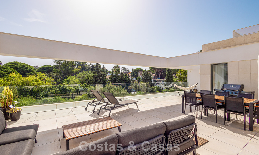 Ático moderno con amplio solárium en venta a pocos pasos de la playa en Elviria, Marbella Este 806403