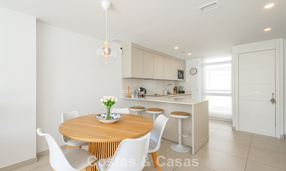 Ático moderno con amplio solárium en venta a pocos pasos de la playa en Elviria, Marbella Este 806404