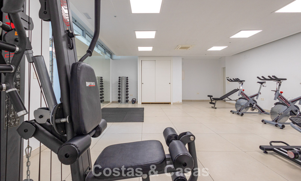 Ático moderno con amplio solárium en venta a pocos pasos de la playa en Elviria, Marbella Este 806406