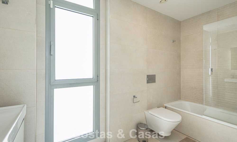 Ático moderno con amplio solárium en venta a pocos pasos de la playa en Elviria, Marbella Este 806407