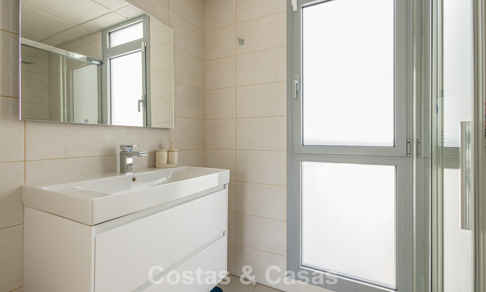 Ático moderno con amplio solárium en venta a pocos pasos de la playa en Elviria, Marbella Este 806408