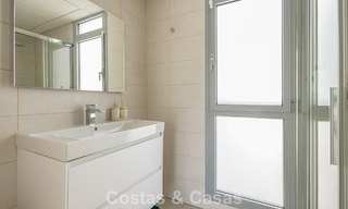 Ático moderno con amplio solárium en venta a pocos pasos de la playa en Elviria, Marbella Este 806408 