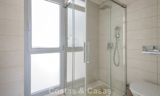 Ático moderno con amplio solárium en venta a pocos pasos de la playa en Elviria, Marbella Este 806409 