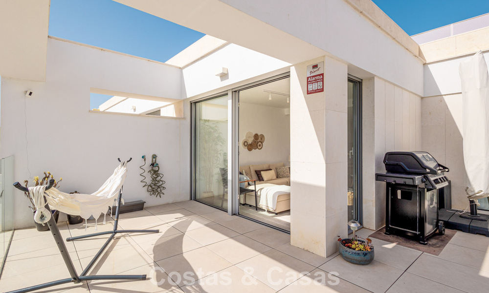 Ático moderno con amplio solárium en venta a pocos pasos de la playa en Elviria, Marbella Este 806410