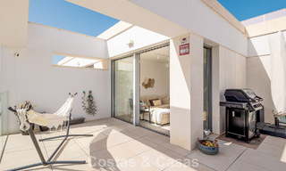 Ático moderno con amplio solárium en venta a pocos pasos de la playa en Elviria, Marbella Este 806410 