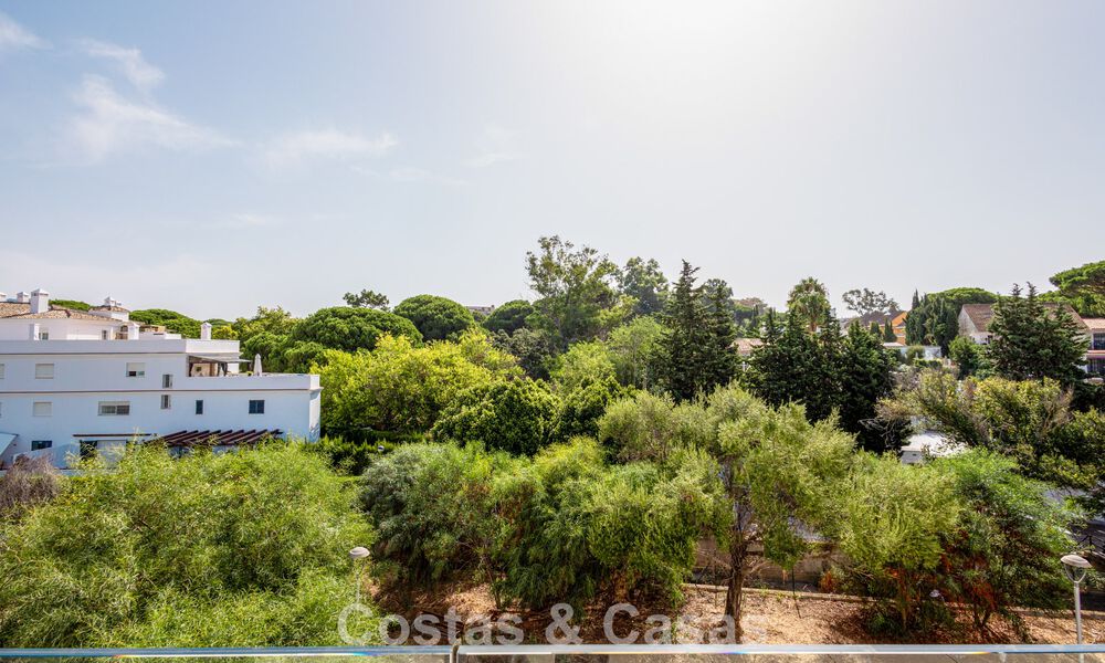 Ático moderno con amplio solárium en venta a pocos pasos de la playa en Elviria, Marbella Este 806411