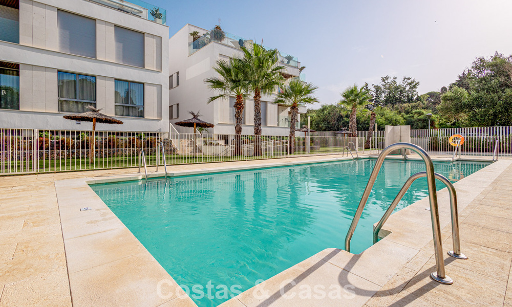 Ático moderno con amplio solárium en venta a pocos pasos de la playa en Elviria, Marbella Este 806413