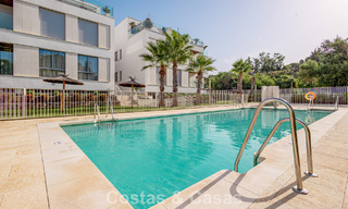 Ático moderno con amplio solárium en venta a pocos pasos de la playa en Elviria, Marbella Este 806413 