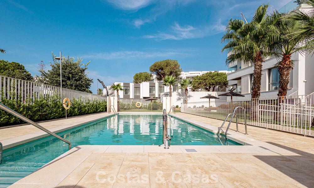 Ático moderno con amplio solárium en venta a pocos pasos de la playa en Elviria, Marbella Este 806414