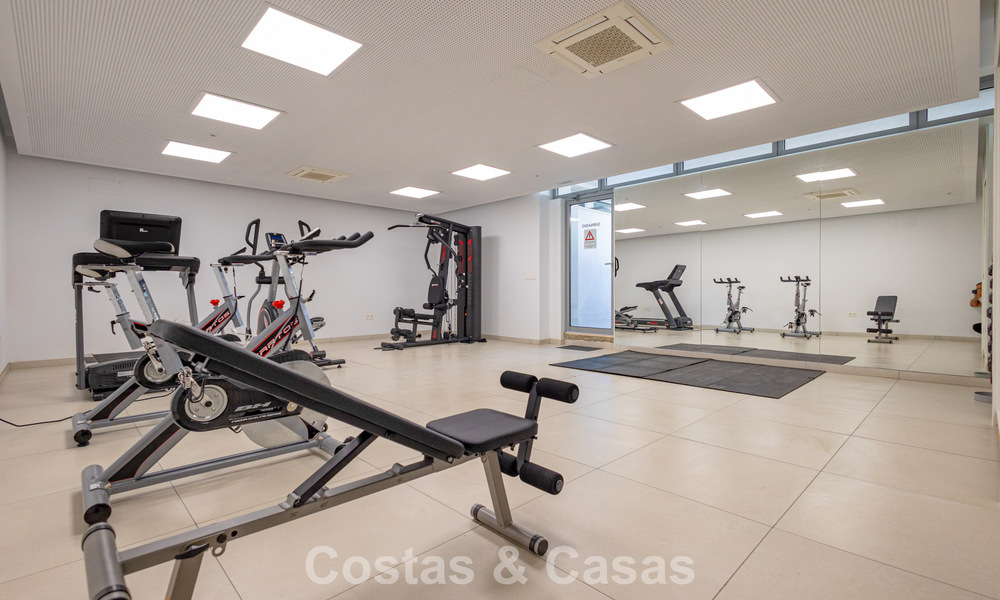 Ático moderno con amplio solárium en venta a pocos pasos de la playa en Elviria, Marbella Este 806415